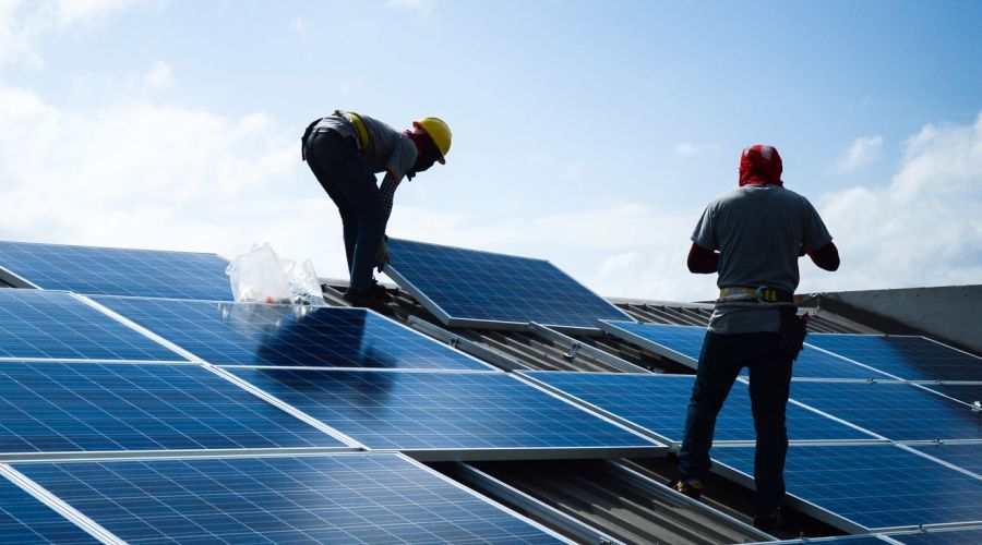 Napelem súlya: mekkora teher nehezedik a tetőre?