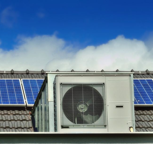 Napelem vagy hőszivattyú? Esetleg a kettő együtt? – Melyik a legjobb fűtési mód?