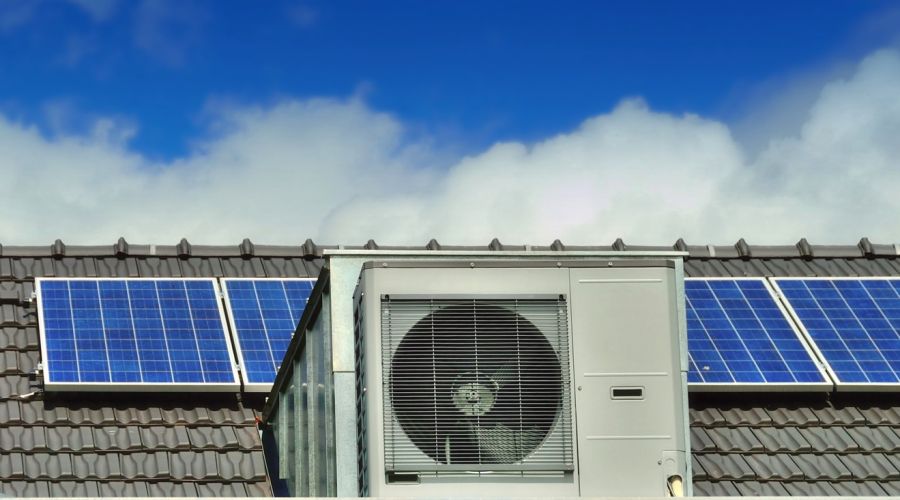 Napelem vagy hőszivattyú? Esetleg a kettő együtt? – Melyik a legjobb fűtési mód?