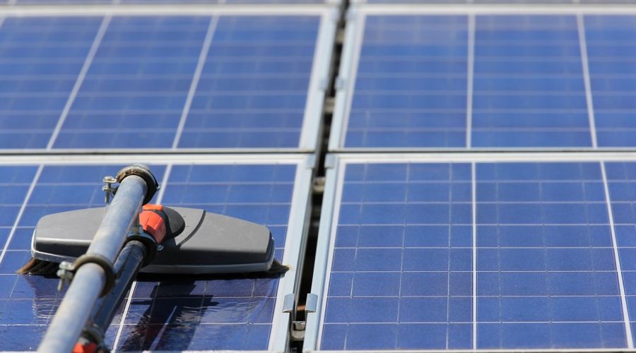 Napelem tisztítása – Amikor az esőnél többre van szükség